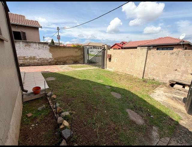 2 BEDROOM PROPERTY TO RENT IN FLEURHOF